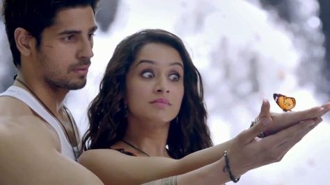 Ek villain: Shraddha kapoor with her butterfly on her hand and a funny face lol Love Feeling Images, Mohit Suri, Chandler Friends, Bollywood Movie Songs, Villain Quote, Hindi Video, Movies 2014, Cute Backgrounds For Phones, Cute Couple Cartoon