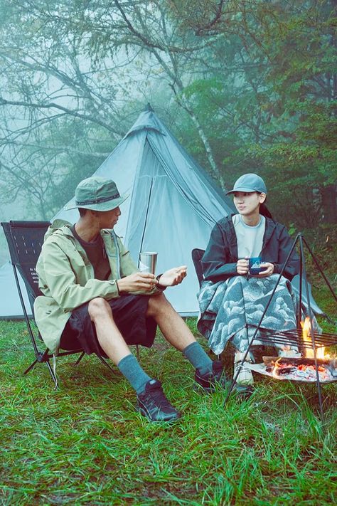 Camp Poses, Camping Photoshoot Ideas, Japan Camping Style, Hiking Group, Hiking Campaign, Winter Camping Photoshoot, Camping Editorial, Couple Camping Photography, Nature Editorial