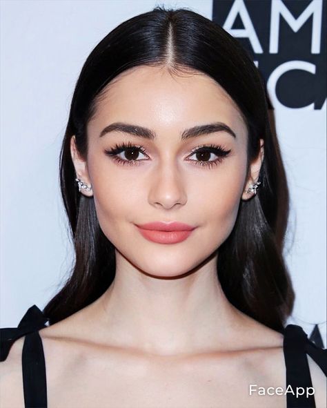 Flat Eyebrows, Anne Hathaway Makeup, Lily Collins Eyebrows, Lily Collins Makeup, Lily Jane Collins, Pale Skin Makeup, Lily Collins Style, Glam Wedding Makeup, Barbie Makeup