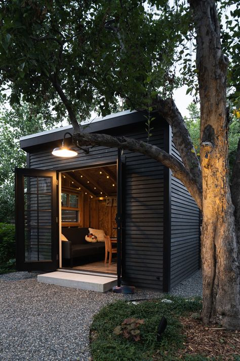 Garden Shed Modern, Black Shed Ideas, Outdoor Sheds Ideas Buildings, Black Tiny Home, Landscaping Around Shed Backyards, Modern Shed Design, Modern Black House Exterior, She Shed Exterior, Shed Porch