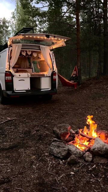 Camping Expedition on Instagram: "I love everything about this video.. 😍 This video belongs to @bulli.karli Follow @friendsandtents #hammock #hammocklife #van #vanlife #campers #camp #camping #campinglife #adventure #adventuretime #campingvibes #campingtrip #campinggear #ilovecamping #outdoor #outdoors #nature #naturelovers #beautiful" Van Trip Aesthetic, Van Life Aesthetic Interior, Van Camping Ideas, Van Life Aesthetic, Cozy Interiors, Kombi Home, Campervan Life, Van Life Diy, Travel Van