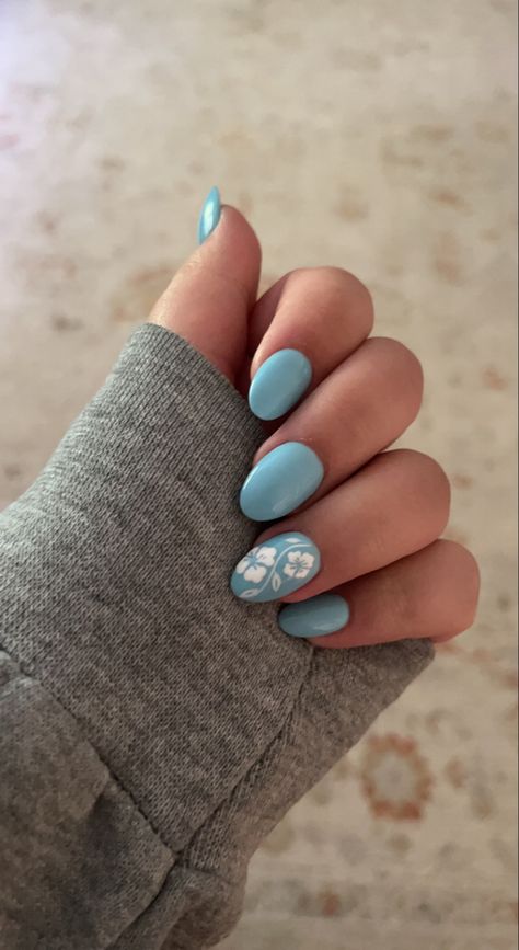 Nails Inspiration Hawaii, Beachy Nails 2023, Beach Vibe Nail Designs, Lilo And Stitch Inspired Nails, Light Blue Hibiscus Nails, Hawaii Nails Simple, Ocean Vibe Nails, Beachy Nail Designs Ocean, Beachy Nail Art