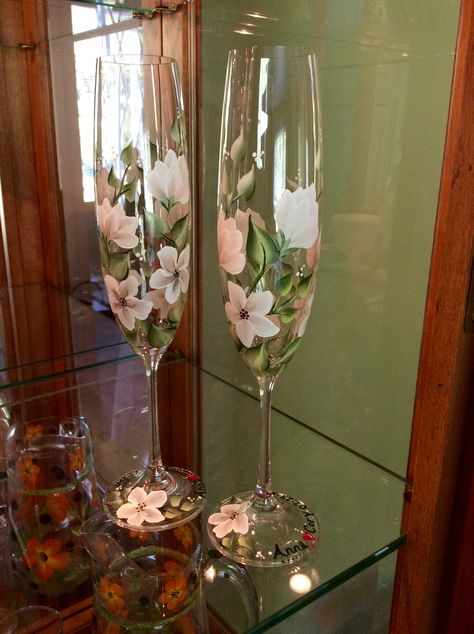 Champagne Flute Painting, Floral Champagne Flutes, Champagne Flute Decorations, Glassware Painting, Painted Champagne Glasses, Painted Champagne Flutes, Diy Wine Glasses Painted, Hand Painted Champagne Flutes, Diy Wine Glasses