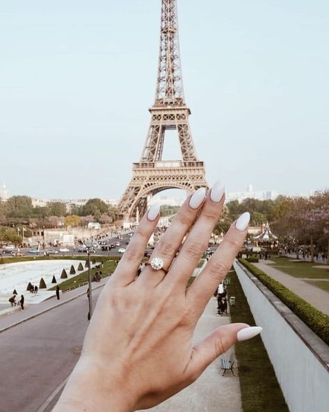 Eiffel Tower Proposal, Proposal Aesthetic, Engagement Paris, Aesthetic Engagement Photos, Paris Proposal, Engagement Goals, Style Parisian Chic, Aesthetic Engagement, Paris Ring