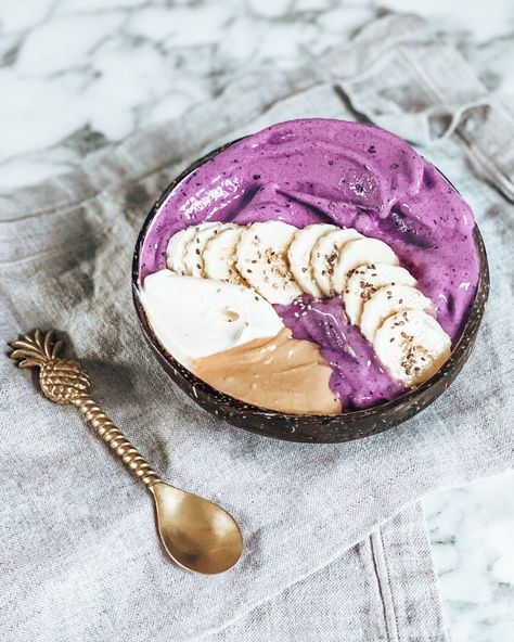 Cocobol | Coconut Shell Bowls on Instagram: “TAP TO SHOP our Classic White Cocobol 🥥 pictured here is our Blueberry & Vanilla Smoothie Bowl 👌 Here’s what you’ll need: ✨ 120g Frozen…” Vanilla Smoothie Bowl, Shell Bowls, Yogurt Banana, Vanilla Smoothie, Coconut Bowls, Brass Pineapple, Banana Slices, Coconut Bowl, Bowl Recipes