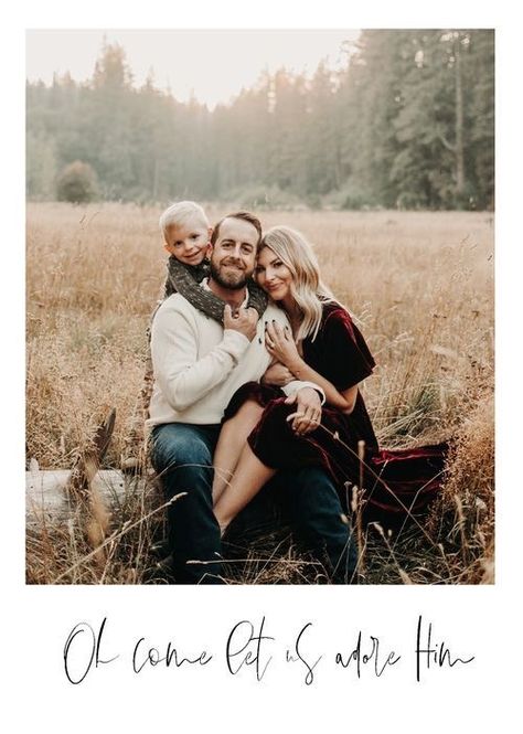 Family Christmas Pictures Sitting, Evergreen Family Photoshoot, Fall Family Portrait Ideas, Cozy Family Photos, Outdoor Holiday Photoshoot, Posing Families, Family Of 3 Photo Ideas, Fall Photoshoot Family, Winter Family Pictures