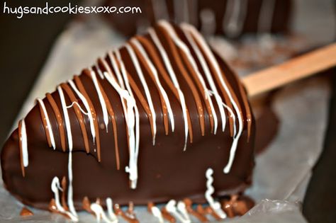 Hugs & CookiesXOXO: DON'T FAINT! CHOCOLATE DIPPED CHEESECAKE SLICES ON STICKS!!!!! Dipped Cheesecake, Chocolate Dipped Cheesecake, Cheesecake Slices, Chocolate Covered Cheesecake, Frozen Cheesecake, Cake Bites, Cheesecake Bites, On A Stick, Fair Food Recipes