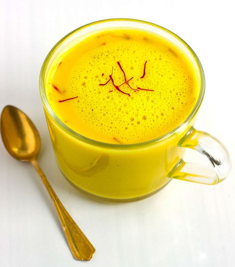 No caffeine, no worries: 9 hot drinks to get you through winter Steamed Milk Recipe, Miracle Juice, Turmeric Latte Recipe, Turmeric Golden Milk, Herbalife Diet, Golden Milk Recipe, Steamed Milk, Turmeric Milk, Low Carb Snack