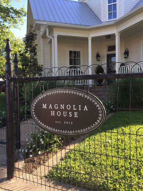 What to Know Before Staying at Magnolia House Bed and Breakfast - Booking Magnolia House 2018 Magnolia Homes Joanna Gaines, Stile Joanna Gaines, Magnolia Bed And Breakfast, Magnolia Farms Fixer Upper, Gaines Fixer Upper, Magnolia Fixer Upper, Magnolia House, Fixer Upper Joanna Gaines, Fixer Upper Farmhouse