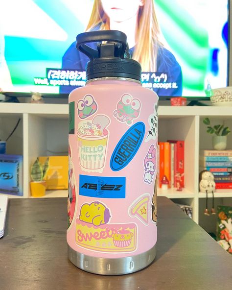 Decorated Hydro Flask, Big Water Bottle, Pretty Bottles, Kpop Room, Girly Car Accessories, Fall Mood Board, Girly Car, Cute Water Bottles, Scrapbook Art