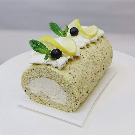 Log Cakes, Baking Corner, Aesthetic Baking, Idea Cake, Swiss Rolls, Roll Cakes, Swiss Roll Cake, Log Cake, Swiss Roll