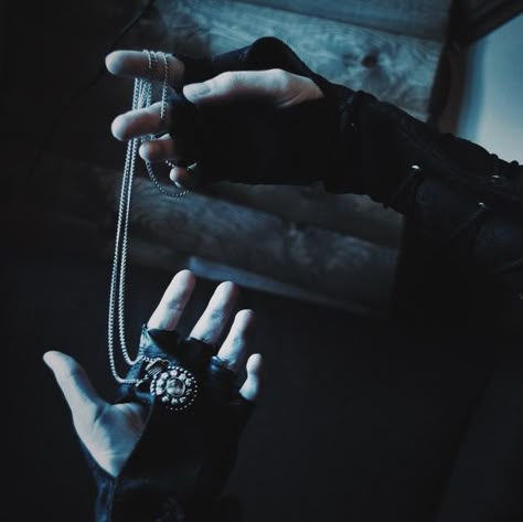 Jewelry Thief Aesthetic, Victorian Thief Aesthetic, Thief Aesthetic Medieval, Swashbuckler Rogue Aesthetic, Tabaxi Aesthetic Dnd, Jewel Thief Aesthetic, Reborn Dnd Aesthetic, Informant Aesthetic, Drow Dnd Aesthetic