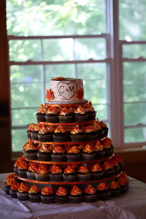 Small Fall Wedding Cake Ideas, Fall Cakes Wedding, Wedding Cakes October, Autumn Fall Wedding, Small Country Wedding Cake, Fall Country Wedding Ideas On A Budget, Oct Wedding Ideas, Fall Wedding Cupcakes Rustic, Wedding Desserts Fall