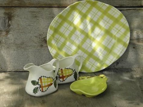 1950s vintage fruit pattern pottery dishes, painted plaid & pears Plaid Pottery Painting, Pattern Pottery, Vintage Fruit, Pottery Dishes, Ceramics Pottery Art, Ceramics Pottery, Fruit Pattern, Pottery Painting, Porcelain Painting