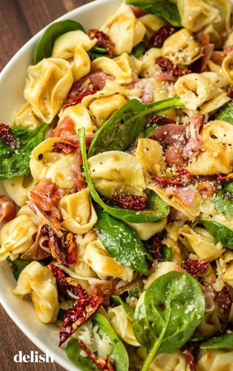 Tuscan Tortellini Salad | Delish.com Tortellini Pesto, Tuscan Tortellini, Resep Pasta, Pasta Salad With Tortellini, Resep Salad, Easy Pasta Salad Recipe, Tortellini Pasta, Tortellini Salad, Easy Pasta Salad