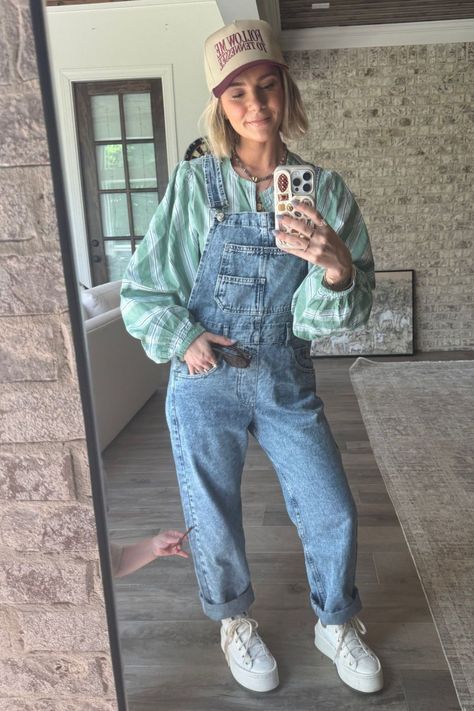 Get your casual spring vibe on with denim overalls! Overalls are a versatile staple that works well all year round – definitely a must-have for your wardrobe. I've styled them here with a chic long-sleeve blouse, trendy platform sneakers, and a cool trucker hat for that perfect spring outfit. Ideal for everyday wear, this look is comfy and stylish. Follow me for more aesthetic outfit ideas! Hunter Premo. Casual Spring Outfits: Denim Overalls Denim Overalls Outfit Aesthetic, Denim Jumper Outfit, Ziggy Shortalls, Overalls Outfit Winter, Overalls Outfit Aesthetic, Denim Overalls Outfit, Cool Mom Style, Rain Boot Outfit, Casual Spring Outfits