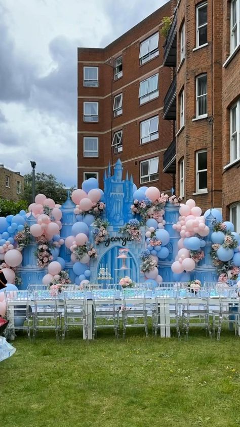 Castle Balloons, Princess Birthday Decorations, Frozen Castle, Frozen Party Decorations, Cinderella Birthday Party, Princess Birthday Party Decorations, Princess Theme Birthday, Princess Theme Birthday Party, Frozen Themed Birthday Party