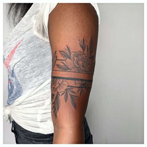 Armband Tattoo For Ladies Armband Tattoo Frau, Arm Cuff Tattoo, 2023 Pedicure, Armband Tattoos For Men, Tattoo Band, Around Arm Tattoo, Cuff Tattoo, Band Tattoos, Tattoo Minimal