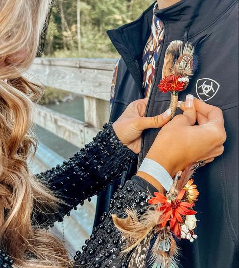 Feather boutonnière and corsage. Western/boho floral. Western Prom Flowers, Western Prom Bouquet, Western Corsage And Boutonniere, Western Prom Looks, Western Corsage, Prom Dresses Country, Corsage With Feathers, Western Hoco, Western Homecoming