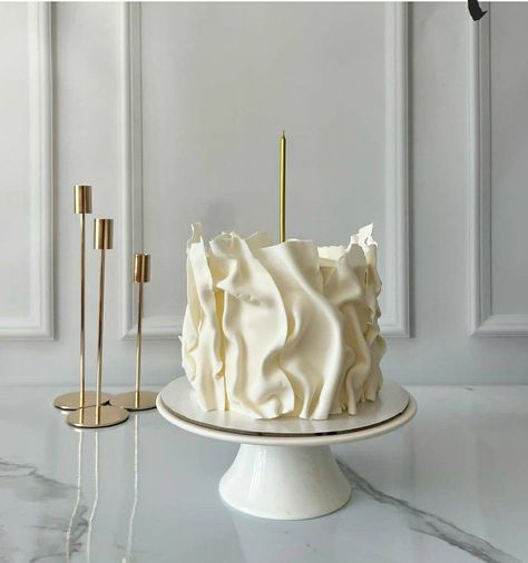 White Cake Aesthetic, Aesthetic White Cake, Classy Birthday Cakes, White And Gold Birthday Cake, Bolo Aesthetic, White Birthday Cake, Small Birthday Cakes, Birthday Cake Decorating Ideas, Birthday Cake With Flowers