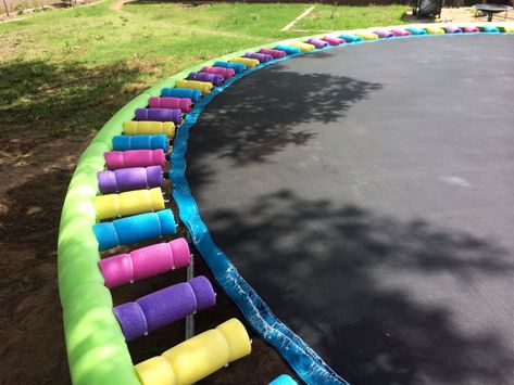 Attach pool noodles to a trampoline for safety. Zip Tie Hacks, Patio Chico, Foam Noodles, Backyard Trampoline, Easy Backyard, Diy Pool, Pool Noodles, Backyard Playground, Backyard Play