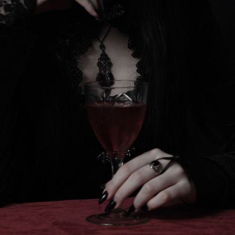 Mika Core, Library Dark, Evelynn League Of Legends, Royal Au, Era Aesthetic, Victorian Vampire, Vampire Aesthetic, Dark Aesthetics, Yennefer Of Vengerberg