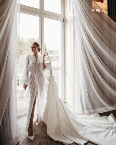 Bride Hotel Room Photography, Bride Hotel Room, Bride Dressing Room, Bride Morning, Aesthetic Hotel, Brides Room, Hotel Meeting, Bride Photoshoot, Bridal Poses