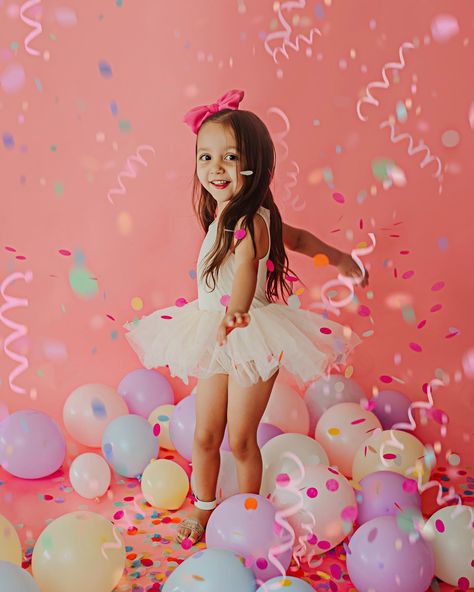 Photoshoot For 2nd Birthday, 4 Year Picture Ideas, 3rd Photoshoot Ideas, Four Year Old Birthday Photoshoot, Threenager Picture Ideas, 4th Birthday Girl Photoshooting, Six Year Old Photo Shoot Ideas, 3 Year Birthday Pictures, Confetti Photoshoot Birthday