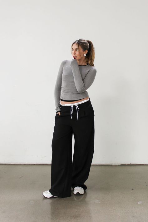 Black Flowy Pants Outfit, Black Wide Leg Pants Outfit Casual, Wide Leg Pants Outfit Casual, Black Wide Leg Pants Outfit, Flowy Pants Outfit, Casual Spring Style, Crop Top Outfits Summer, Euphoria Style, Tulum Outfits