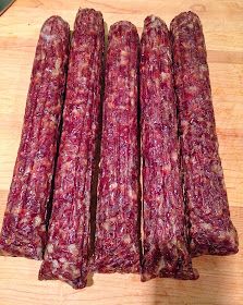 Goose Sausage, Meat Preservation, Duck Sausage, Cured Meat Recipes, Salami Recipes, Goose Recipes, Venison Meat, Dried Meat, Homemade Sausage Recipes