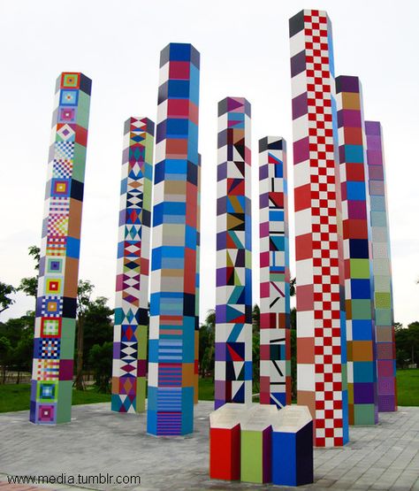 This fountain is one of Agam’s most famous works. It sits in a plaza suspended above the road and is a computerized sculpture that rotates, plays music, and shoots water that resembles a rising flame. The display lasts for a full twenty minutes before it loops to repeat the spectacle. The five painted, concentric steel rings turn to produce optical effects through color and light. Talk about dramatic! Ceramic Totem, Urban Art Installation, Yaacov Agam, معرض فني, Public Artwork, Public Sculpture, Kinetic Art, 3d Studio, Totem Pole