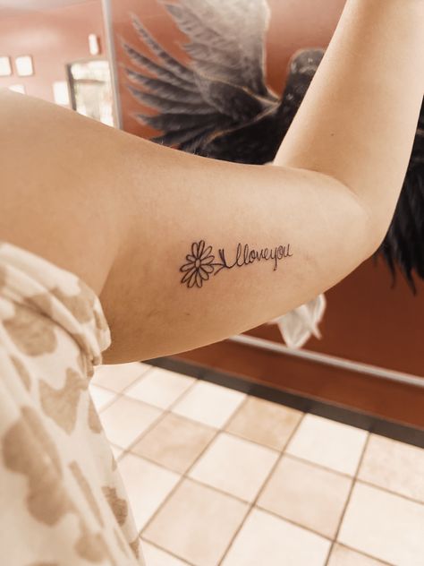 Name With Daisy Tattoo, Daisy Tattoo With Words As Stem, Daisy Tattoo For Daughter, Daisy With Name Tattoo, Daisy Name Tattoo, Daisy Tattoo Designs, Handwriting Tattoos, Love Yourself Tattoo, Bouquet Tattoo