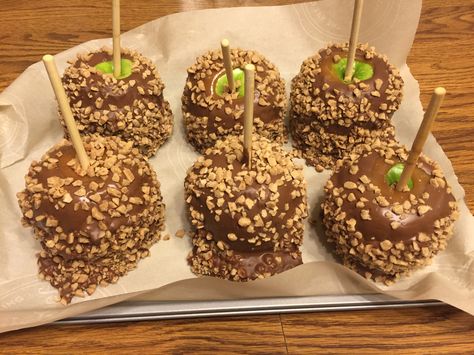 Caramel Apples Aesthetic, Apples Aesthetic, Wedding Cake Cookies, Buffet Food, Caramel Apple, Fall Baking, Cute Desserts, Chef Recipes, Candy Apples