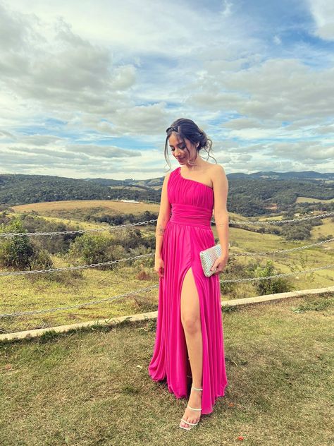 Look casamento #rosa #vestido #madrinha #casamento #prata #bolsa #penteado #make Hot Pink Prom, Prom Dress With Split, Hot Pink Prom Dress, Dress Code Wedding, Dress With Split, Pink Prom Dress, Looks Party, Pink Prom, Short Homecoming Dress