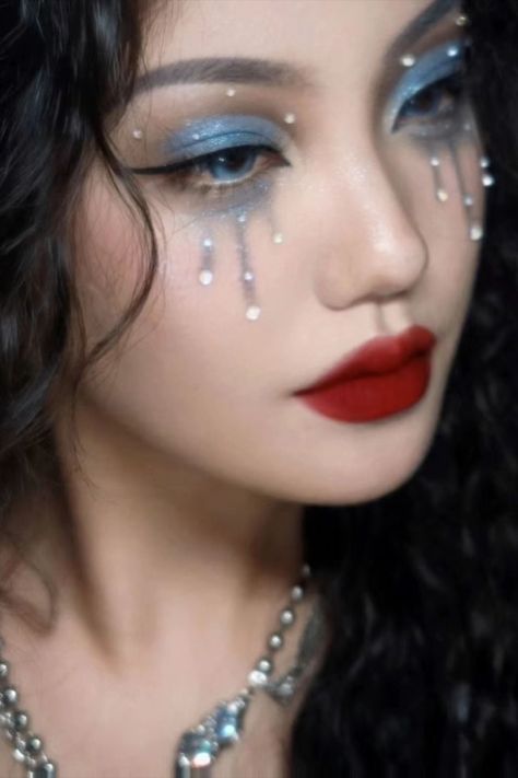 Ocean Goddess Makeup, Pearl Inspired Makeup, Avatar The Way Of Water Makeup, Jellyfish Inspired Makeup, Sea Inspired Makeup, Jelly Fish Makeup, Ocean Makeup Looks, Water Inspired Makeup, Water Makeup Looks