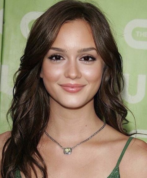 Brown Haired Celebrities Female, Black Hair Celebrities, 2000s Celebrities, Blair And Serena, Brown Eyes Black Hair, Girl Shopping, Celebrity Look Alike, Luxury Girl, Leighton Meester