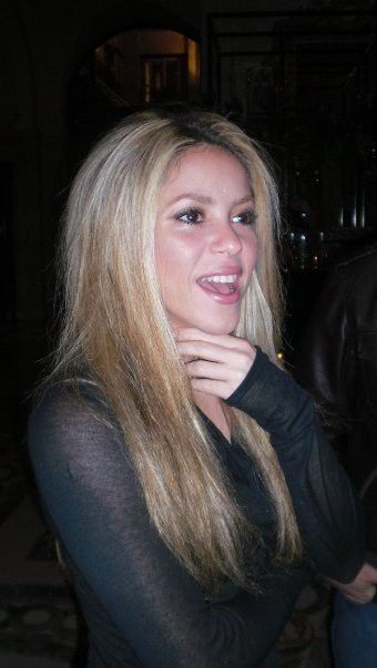 Please Follow Shakira and more Shakira Reaction Pic, Shakira 2000s, Shakira Makeup, Shakira 90s, Shakira Young, Shakira Hair, Without Borders, Light Hair, Art Poses