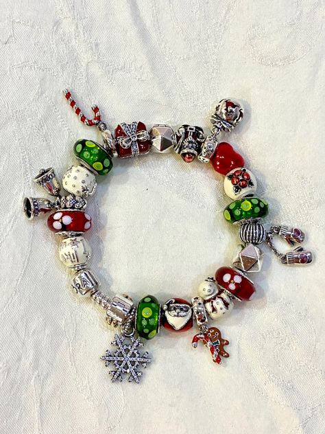 Christmas Pandora Charms, Christmas Pandora Bracelet, Pandora Charms Christmas, Pandora Christmas Charms, Pandora Christmas, Pandora Bracelet Charms Ideas, Girly Bracelets, Pandora Bracelet Designs, Bracelet Pandora