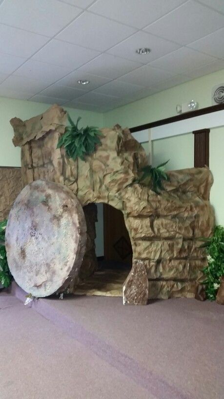 Our church Passion of Christ tomb. Christ Tomb, Pentecost Craft, Easter Tomb, Jesus Tomb, Easter Play, Church Altar Decorations, Easter Board, Fake Rock, Church Easter Decorations