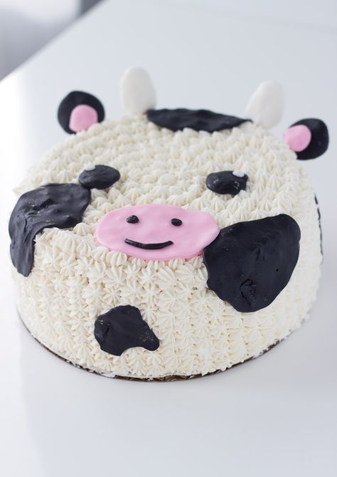 Cow Cake Tutorial, Animal Cakes For Kids, Cow Birthday Cake, Cow Cake, Farm Animal Cakes, Cake Designs For Kids, Cow Cakes, Animal Birthday Cakes, Moo Cow