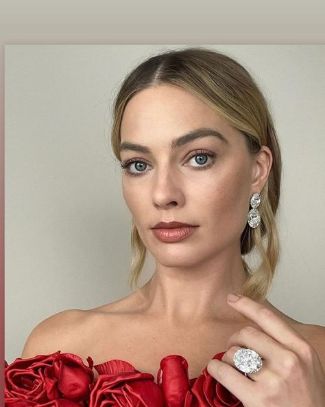 Lorraine Schwartz (@lorraineschwartz) • Instagram photos and videos Luxury White Radiant Cut Jewelry, Luxury Radiant Cut Earrings With Prong Setting, Lorraine Swartz Engagement Rings, Lorraine Schwartz Earrings, Lorraine Schwartz Jewelry, Lorraine Schwartz, Cushion Cut, Lorraine, High Jewelry