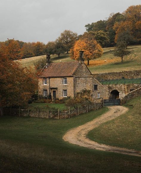 England Aesthetic, Cottage Aesthetic, Dream Cottage, Countryside House, Cute House, Old Stone, English Cottage, English Countryside, Cottage Homes