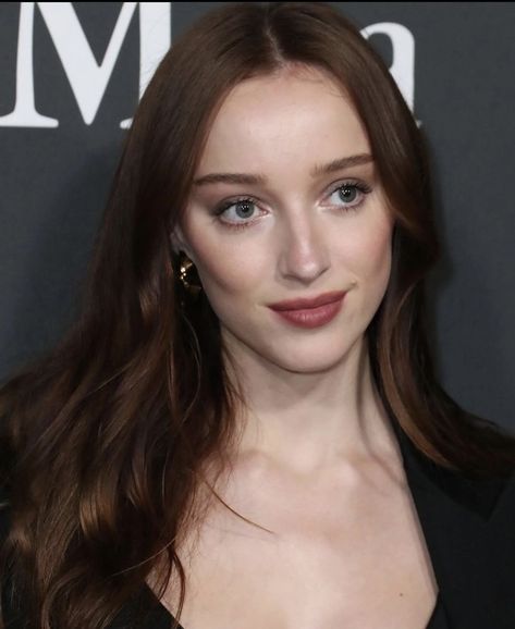 Pale Skin Makeup, Women In Film, Phoebe Dynevor, Face Art Makeup, Work Makeup, Auburn Hair, Redhead Girl, Girls Makeup, Pretty Makeup