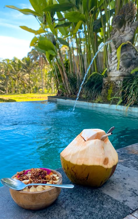 Poolside Breakfast, Aesthetic Acai Bowl, Bali Party, Tropical Island Aesthetic Food, Bali Beach Restaurant, Bali Summer, Maldives Breakfast In Pool, Bali Pool Breakfast, Bali Luxury Villas