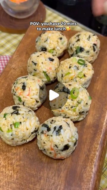 Heyin on Instagram: "crab rice balls🥰🔥🔥 best lunch to have🥹

#asmrfood #foodie #easyrecipe #simplerecipe #quickrecipe #breakfastideas #lunchmeals #quickmeals #lunchideas #dinnerideas #conveniencestore #g25 #riceballs #crabriceballs #자취요리 #주먹밥" Seafood Rice Balls, Chinese Rice Balls, Crab Rice Balls, Seafood Bowl, Sushi Balls, Crab Balls, Crab Rice, Rice Meals, Asian Soups