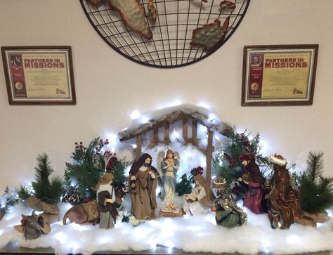 Christmas Kudil Decoration, Nativity Crib Ideas, Navity Scene Display Ideas, Simple Christmas Crib Ideas, Indoor Nativity Scene Ideas, Nativity Set Under Christmas Tree, Christmas Crib Ideas Nativity Scenes, Christmas Crib Ideas At Home Simple, Christmas Crib Ideas At Home Diy