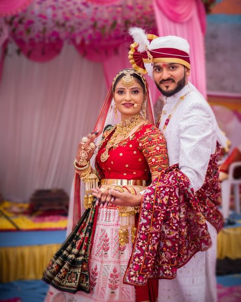 Wedding Stills Indian, Wedding Couple Poses Photography Indian, Reception Couple Poses, Couple Wedding Dress Indian Hindu, New Dulhan Pose, Marriage Poses, शादी की तस्वीरें, Haldi Ceremony Outfit, Indian Bride Poses