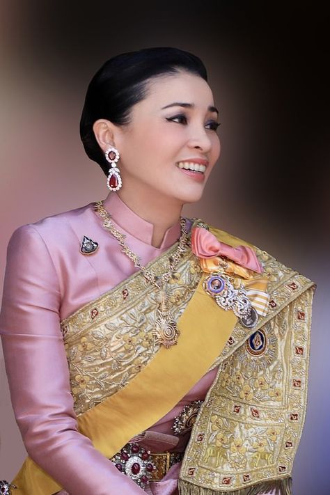 The new Thai queen also worked as a Thai Airways flight attendant before becoming a comman... King Thailand, Royal Tea Parties, Thai Royal Family, Thai King, Queen Sirikit, Royal Tea, Queen Birthday, Royal Queen, Thai Dress