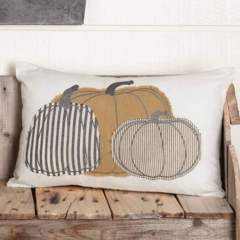 15 Awesome Decorative Throw Pillows You Can Sew This Fall Homemade Pillows, Burlap Pumpkins, Patch Pillow, Pumpkin Applique, Pumpkin Pillow, Halloween Sewing, Applique Pillows, Fall Sewing, White Pillow Covers