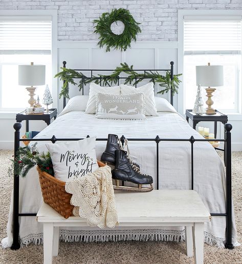 Black Iron Bed, Holiday Bedroom Decor, Farmhouse Christmas Decor Ideas, Holiday Bedroom, Holiday Room, Bedroom Christmas, Christmas Decorations Bedroom, Christmas Room Decor, Christmas Bedroom